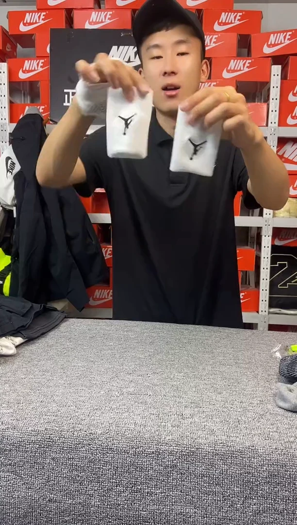 两个白色护腕 护腕 直播间过款