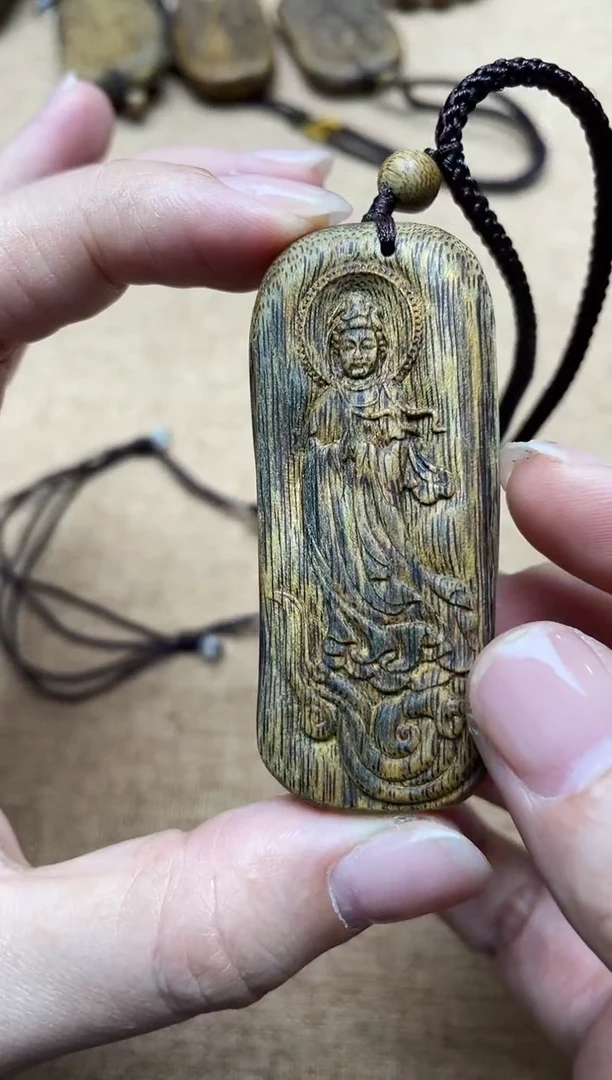 沉香吊坠红金猊雕刻吊坠随型多样性发其一
