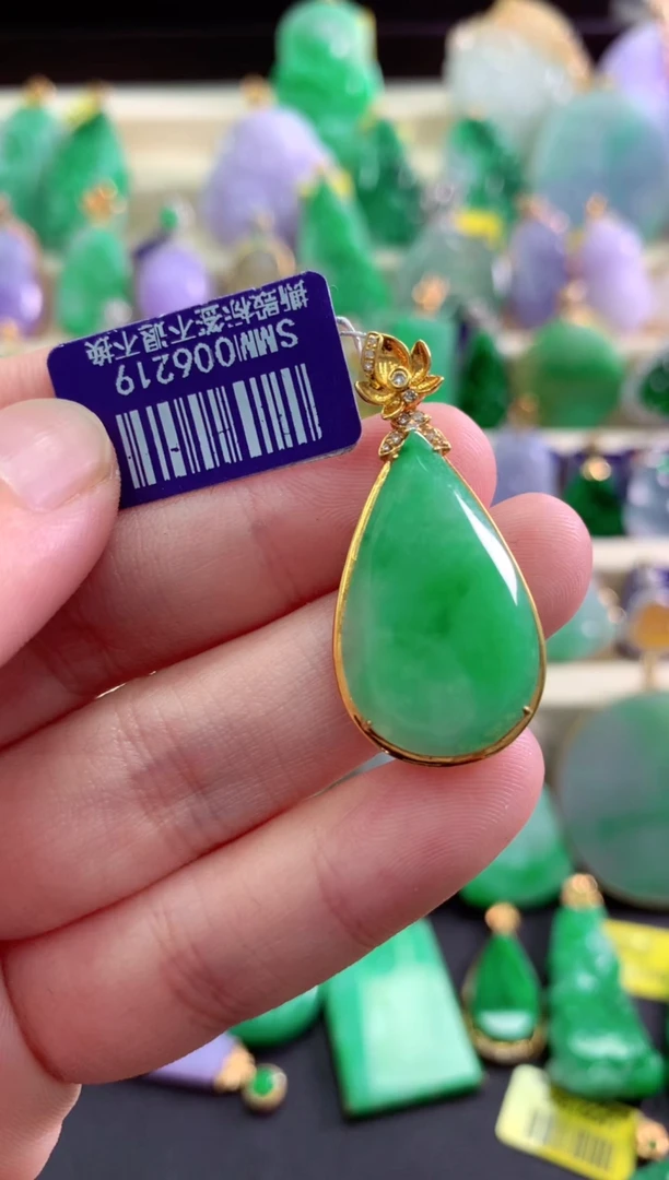 颈饰18K金镶嵌翡翠挂件
