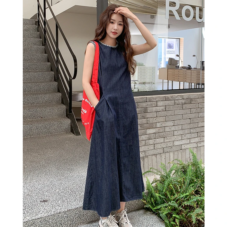 蓝色牛仔连衣裙女2025夏新款复古气质宽松显瘦绣花圆领A字裙长款