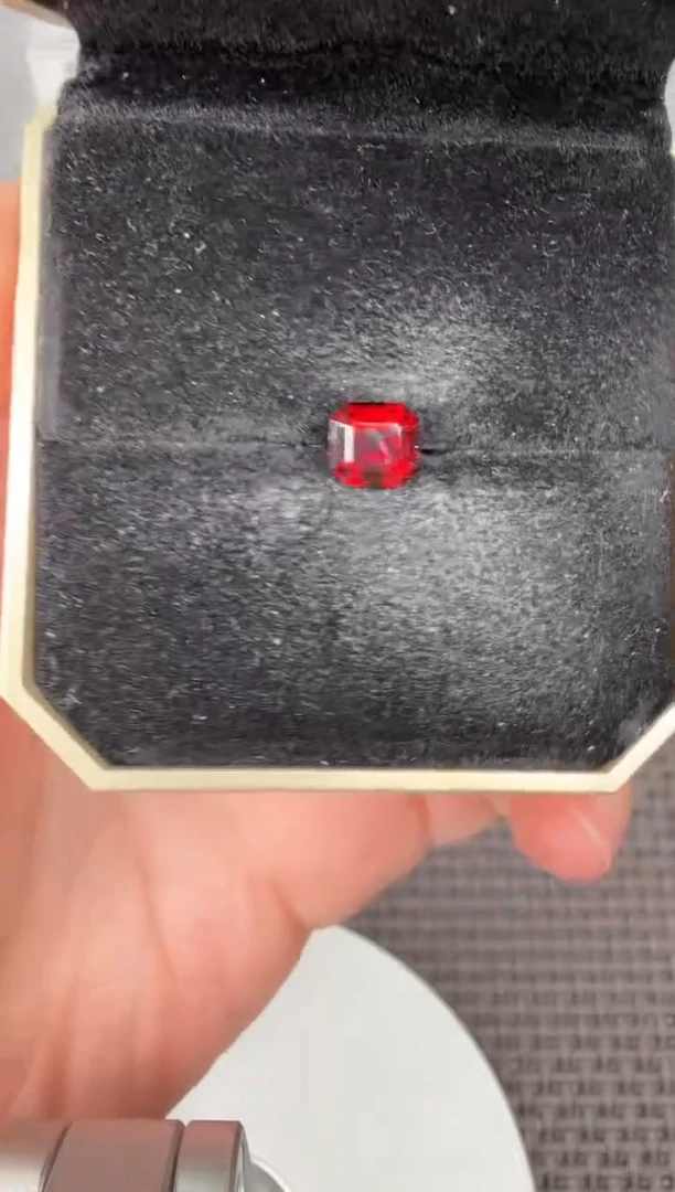 【闪购商品】石榴石方未镶嵌1ct-B012195