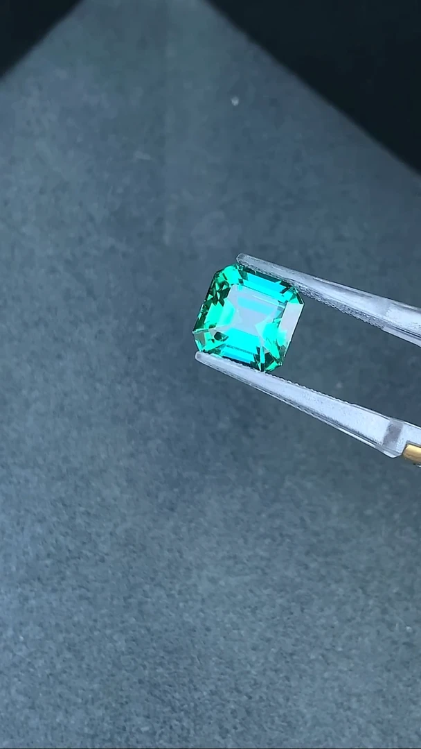 未镶嵌裸石碧玺6.39克拉