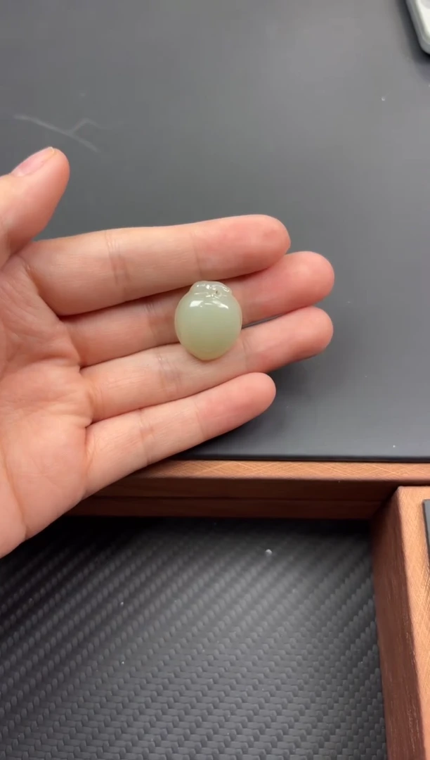 【闪购商品】和田玉吊坠(赠链)未镶嵌且末微色差近矿吊坠