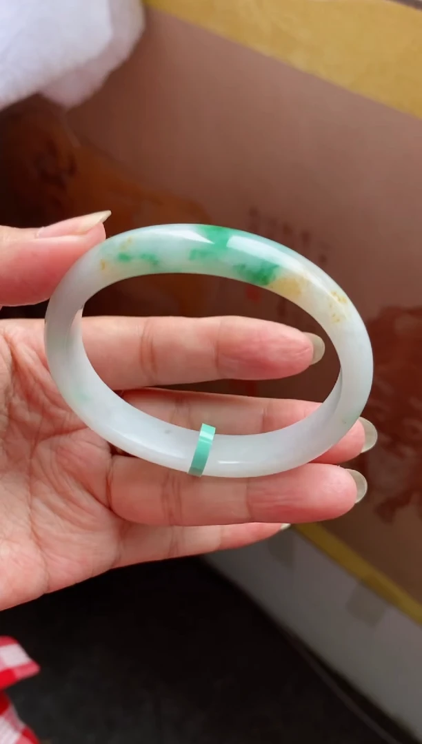 翡翠手镯未镶嵌（必买特色黄加绿）贵妃2号有细纹