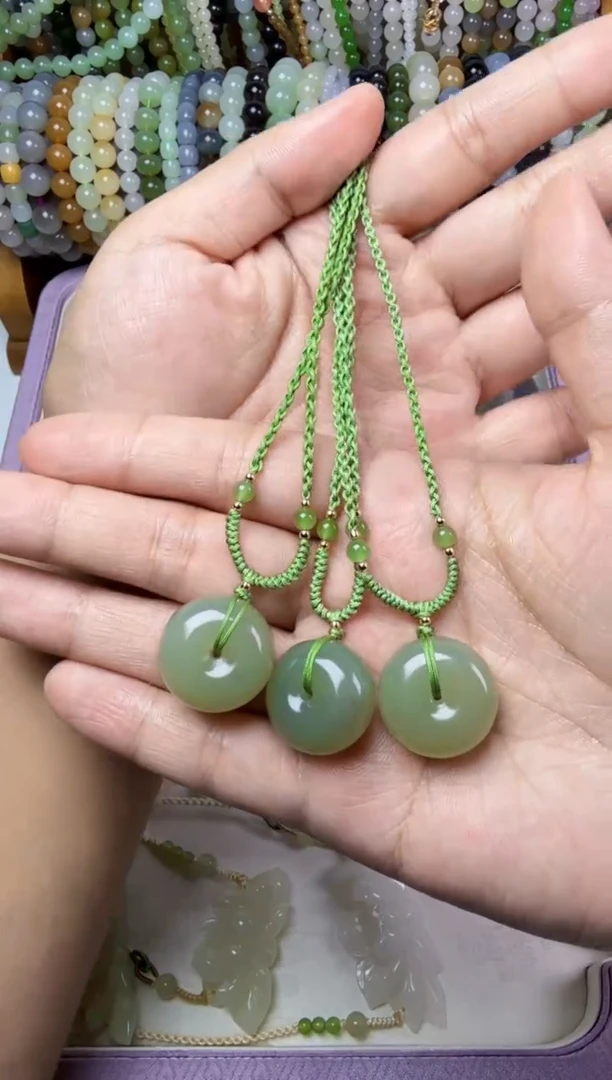 和田玉未镶嵌颈饰平安扣多样性发其一