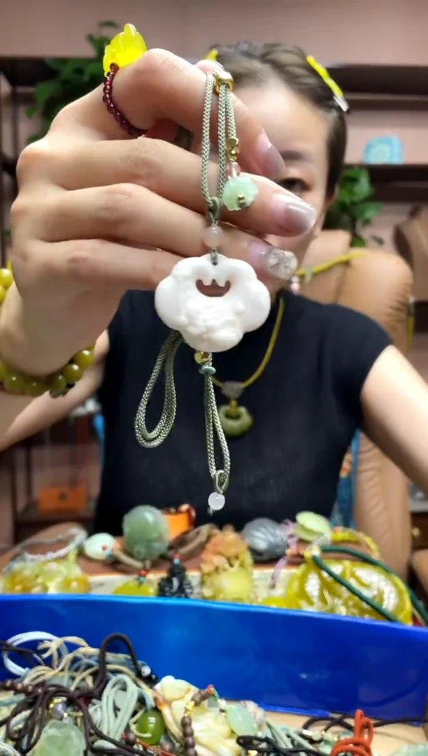 未镶嵌岫玉吊坠·