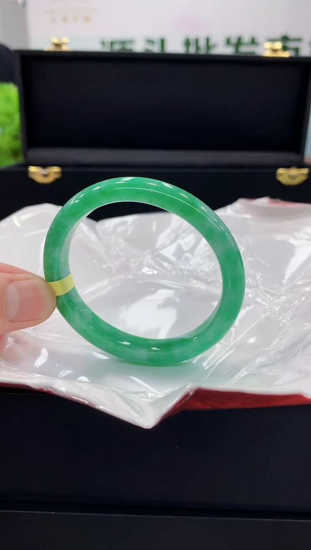 翡翠手镯（贵妃镯）未镶嵌手镯