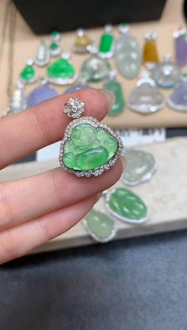 颈饰18K金镶嵌翡翠佛公【无服务费