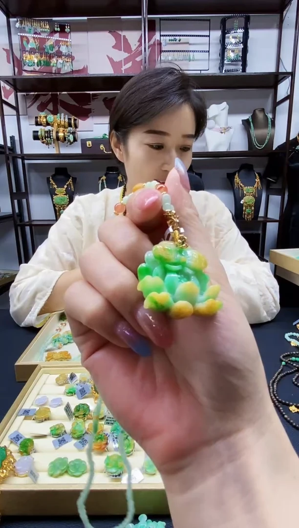 颈饰未镶嵌翡翠吊坠