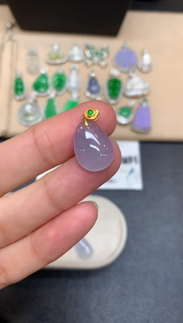 颈饰18K金镶嵌翡翠福瓜【无服务费