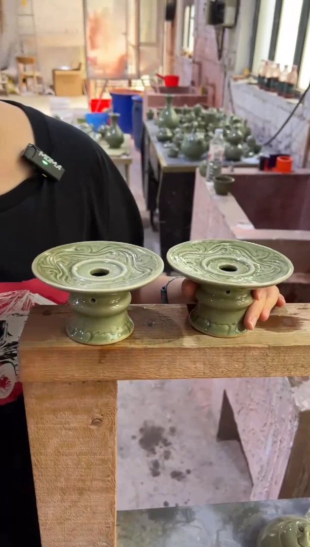 微瑕耀州窑青瓷海浪底座一对