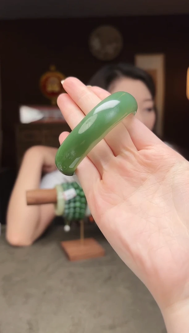 未镶嵌和田玉把件小*锐！收藏级俄罗斯碧玉粉青大宽条手镯 ！