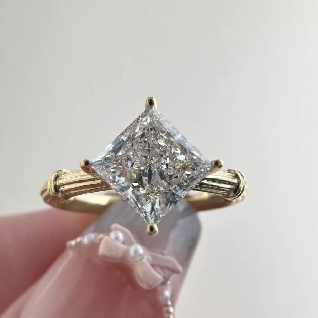 实验室培育钻石18K金镶公主方钻戒 罗马柱定制款