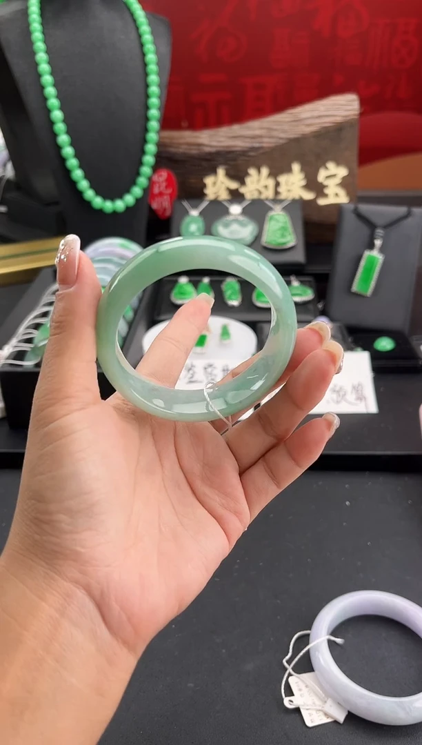 翡翠手镯未镶嵌手镯