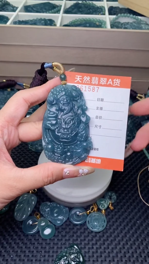 翡翠未镶嵌颈饰