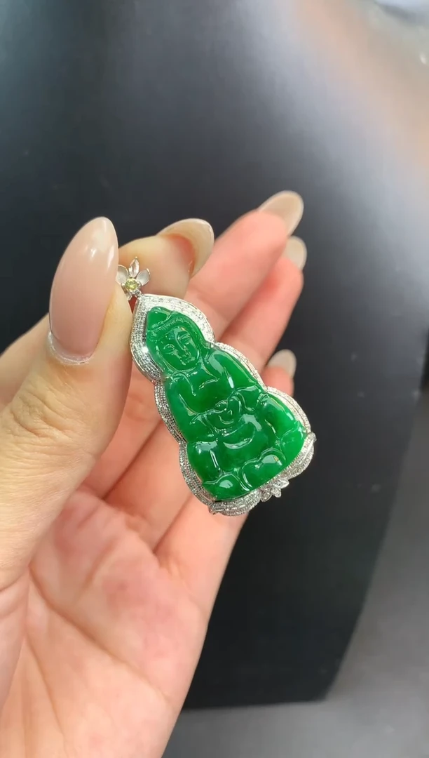颈饰18K金镶嵌翡翠观音