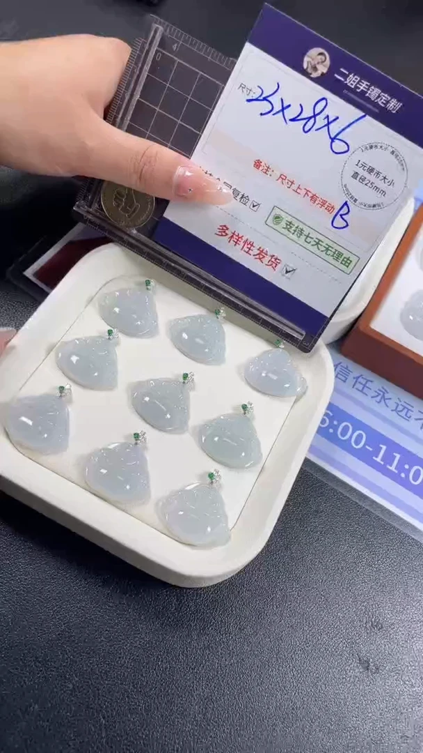 18K金镶嵌挂件翡翠冰晴佛公多样性发其一CP19配绳