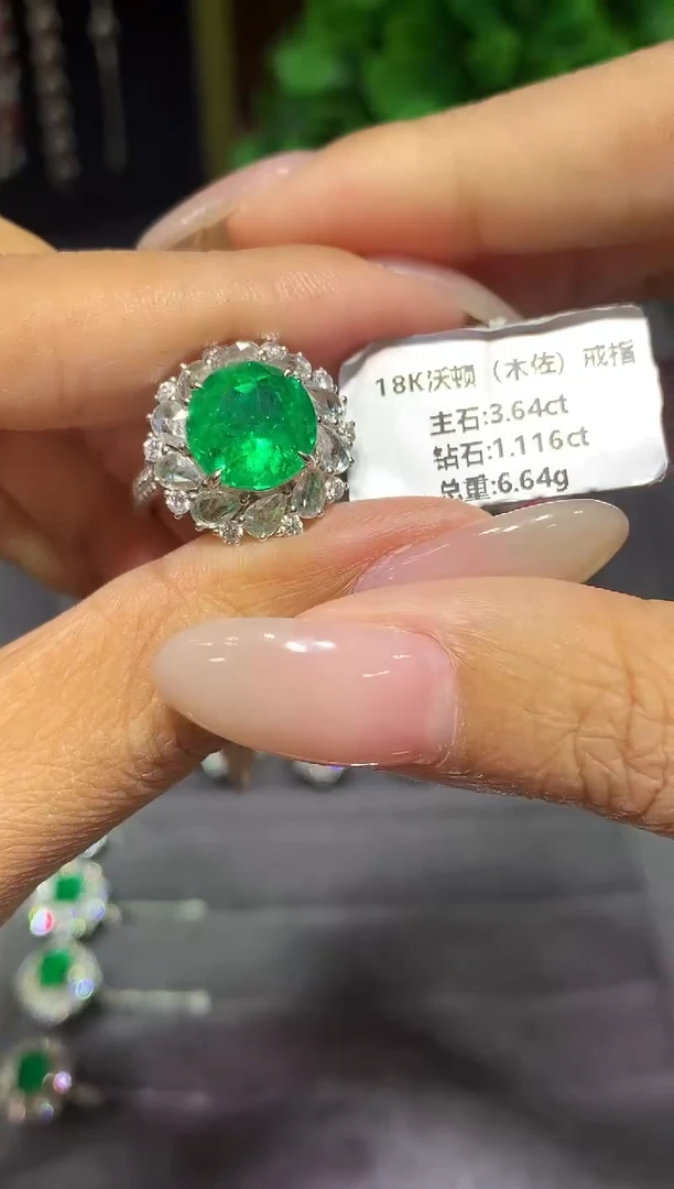 18K金镶嵌戒指祖母绿3.64ct