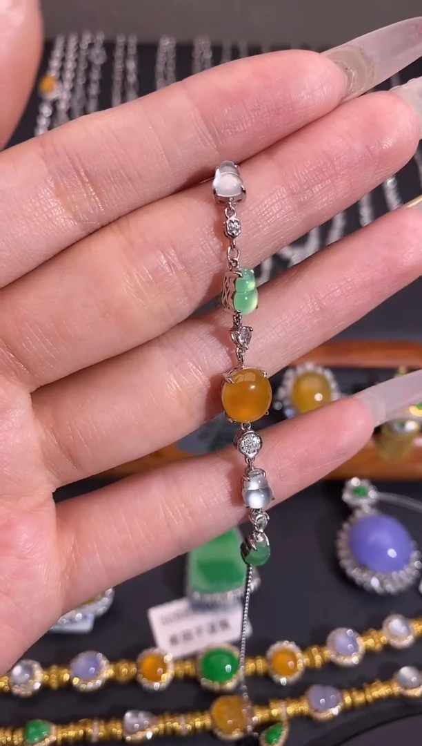 颈饰18K金镶嵌翡翠手链