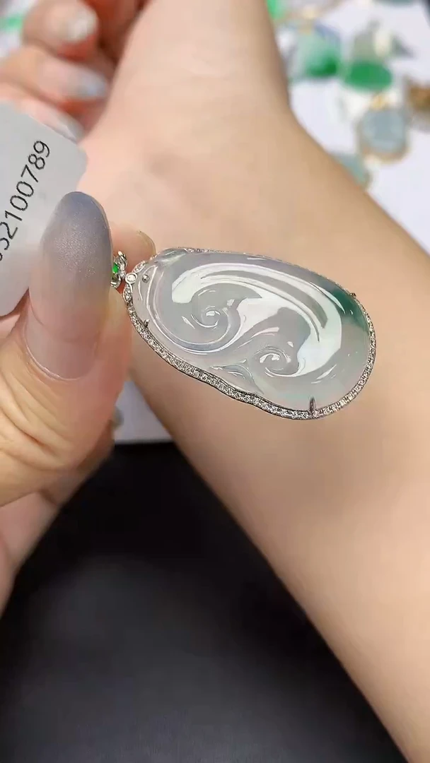 翡翠18K金镶嵌颈饰天然缅甸a货翡翠