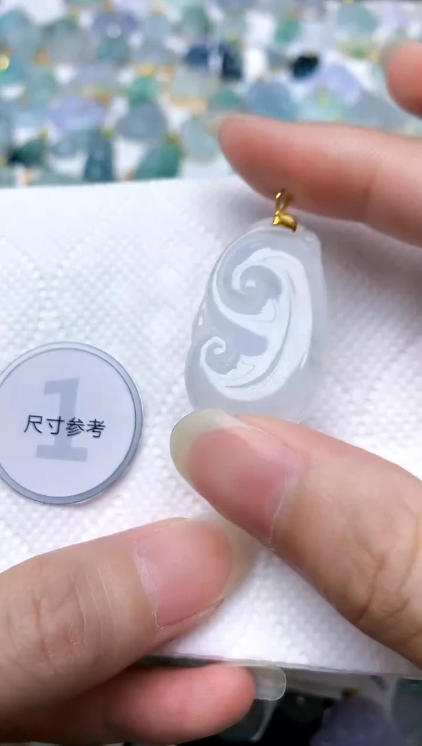 颈饰18K金镶嵌翡翠天然A货翡翠