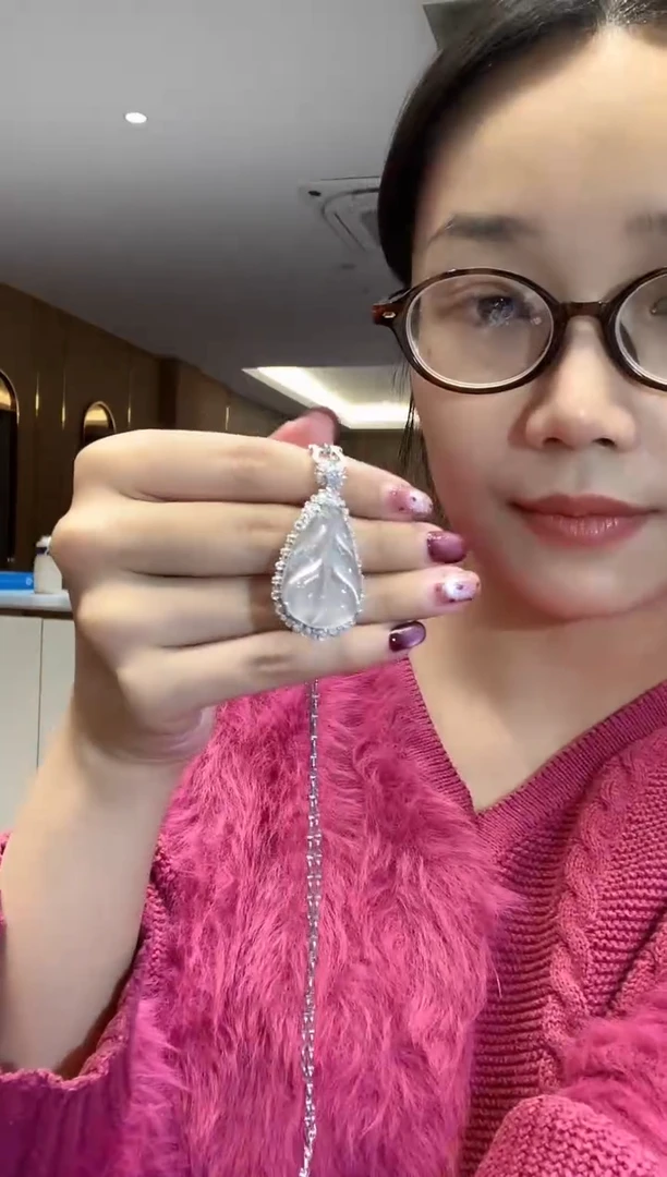 吊坠(不含链)18K金镶嵌翡翠多样性发其一