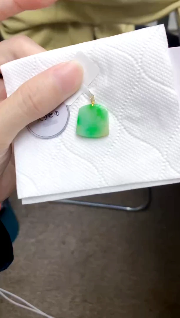 颈饰18K金镶嵌翡翠天然A货翡翠