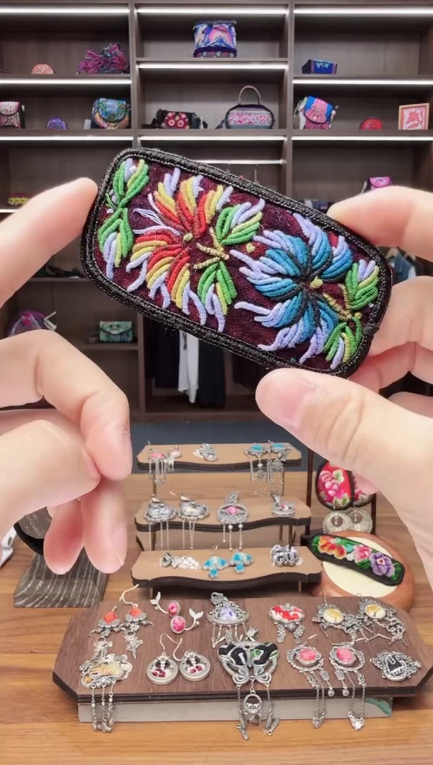 织绣25蒙阿苏苗绣传承店