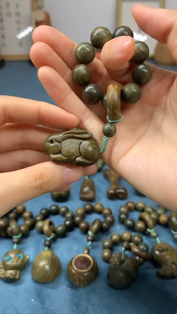 【闪购商品】维腊木（绿檀）把件玉兔 盘玩件