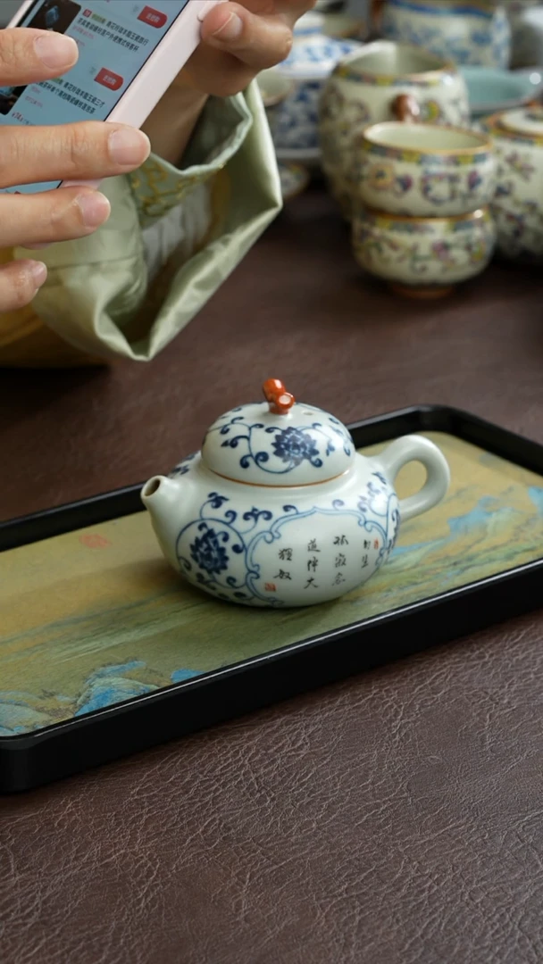 【闪购商品】缠枝莲萌猫红顶壶