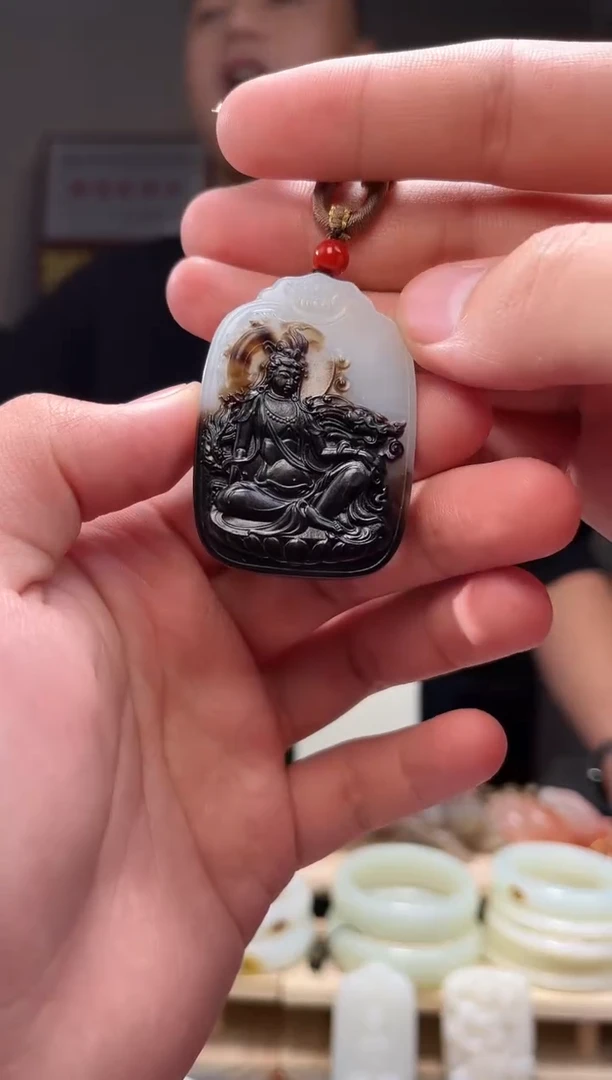 颈饰未镶嵌和田玉吊坠