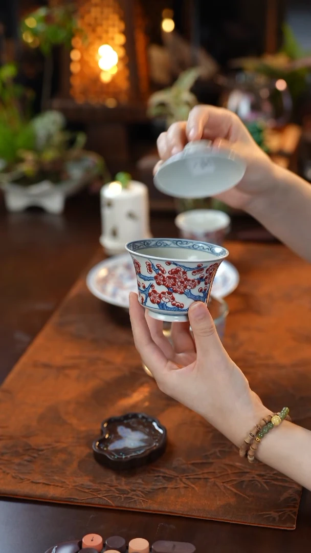 青花釉里红梅花盖碗红