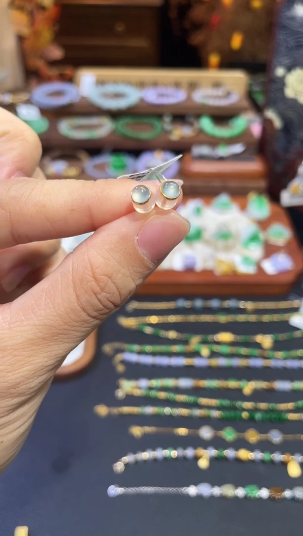 颈饰18K金镶嵌翡翠耳钉