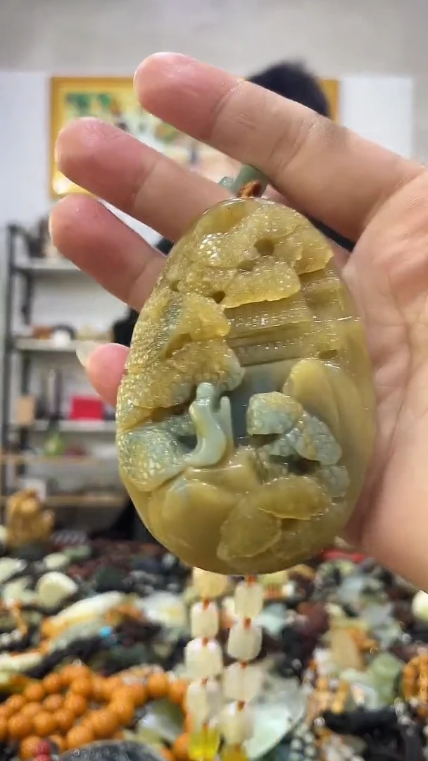 未镶嵌蛇纹石玉吊坠