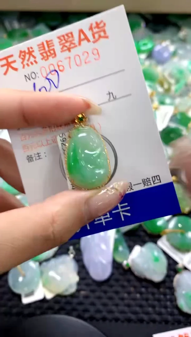 翡翠18K金镶嵌颈饰1111111111111111