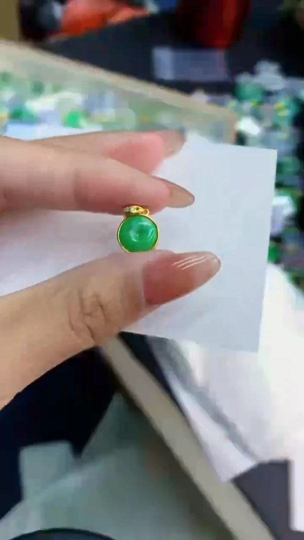 翡翠未镶嵌颈饰          1