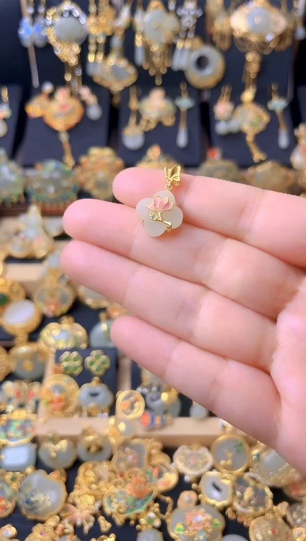 颈饰银S925镀金镶嵌和田玉蝶恋花荷花四叶草吊坠