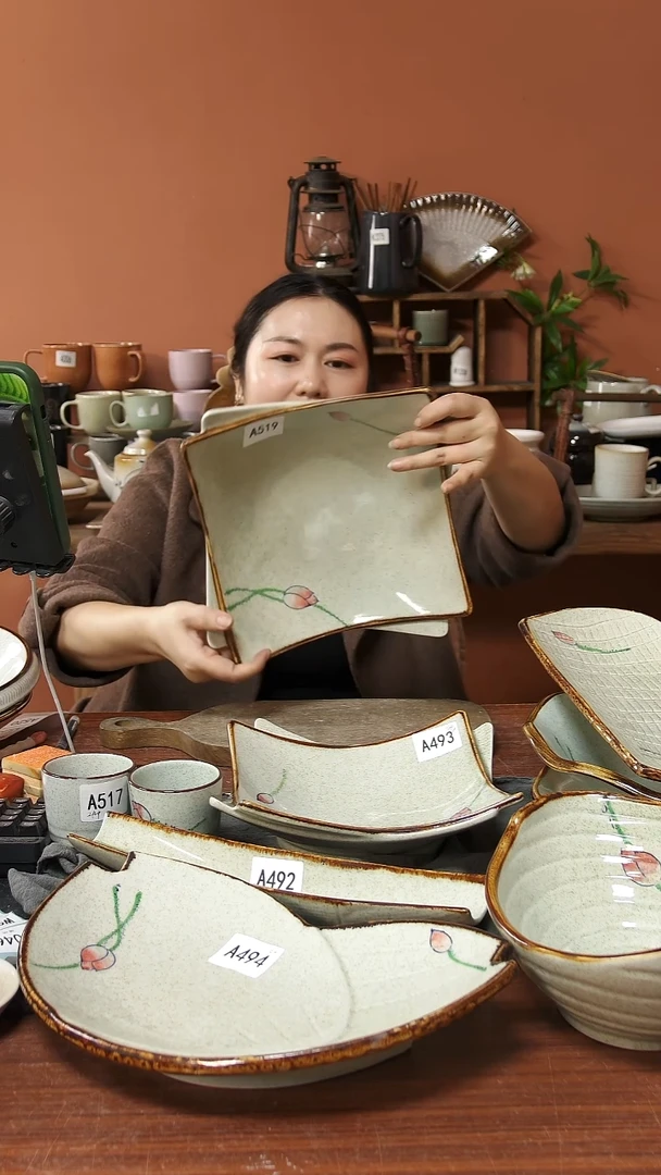 陶瓷A519  一只四边手绘荷花黑点25*7.5可能微瑕