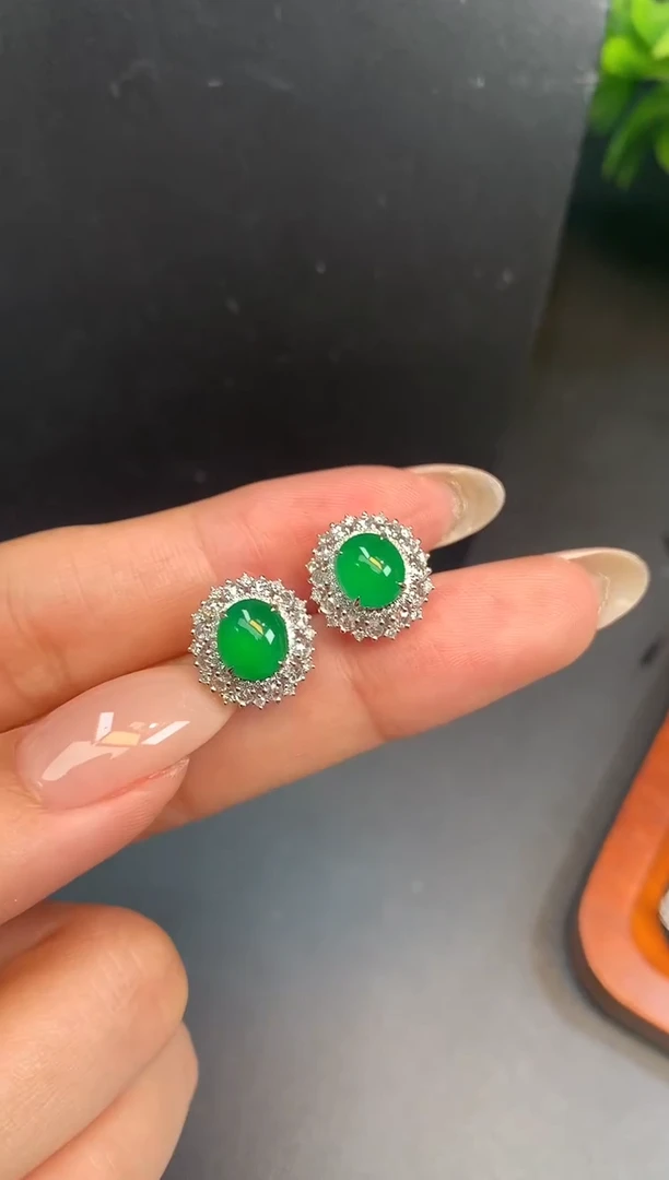 18K金镶嵌翡翠耳饰耳钉