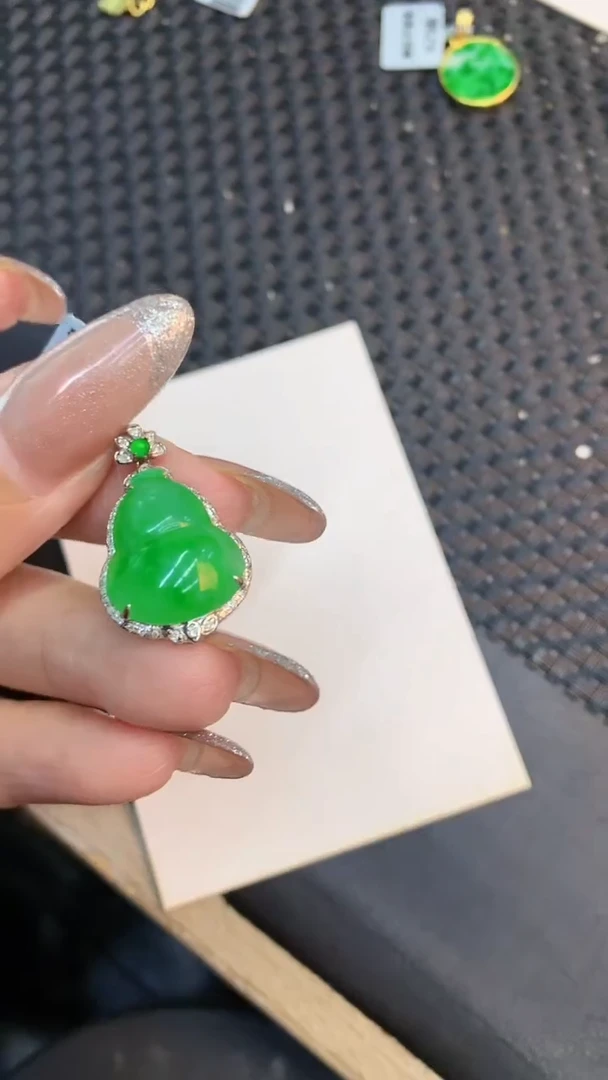 颈饰18K金镶嵌翡翠1