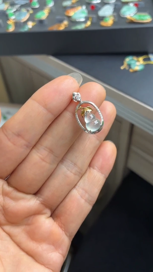 颈饰18K金镶嵌翡翠天然翡翠A货