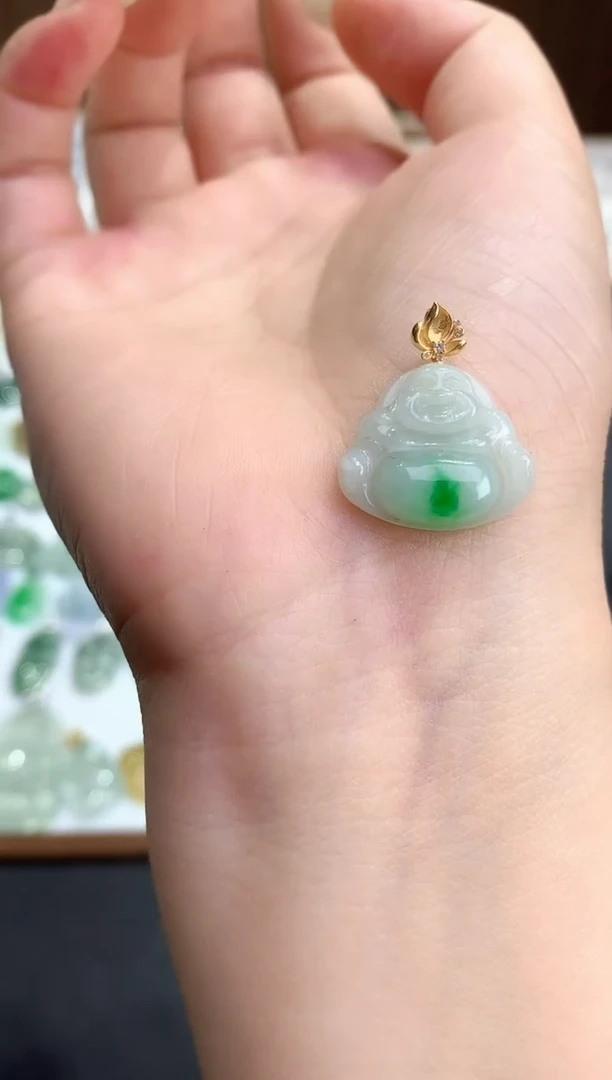 颈饰18K金镶嵌翡翠2025110405