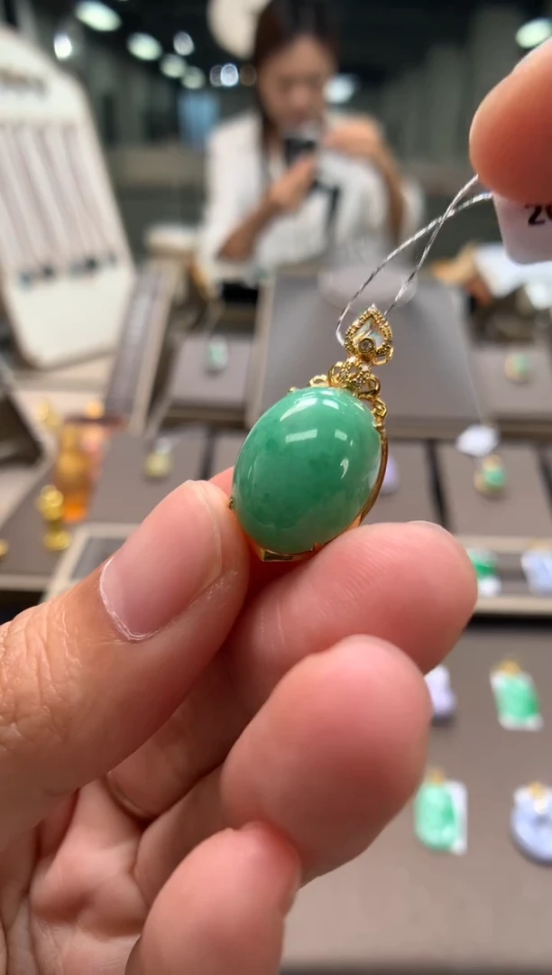翡翠18K金镶嵌颈饰蛋面