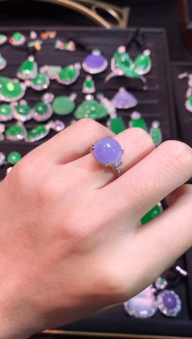 18K金镶嵌戒指翡翠高冰粉紫蛋面戒指