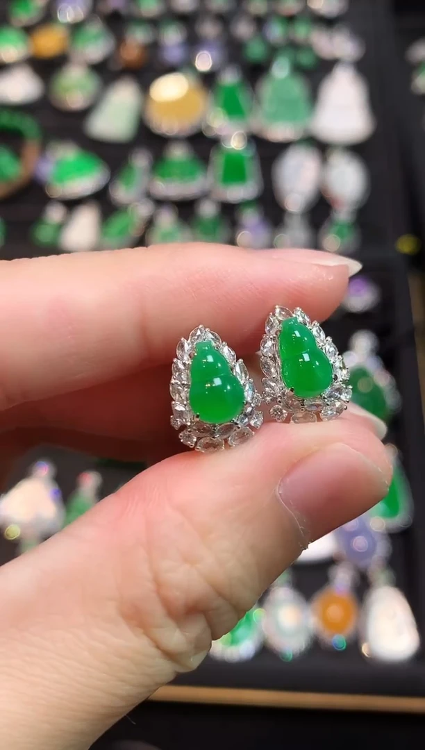 18K金镶嵌翡翠耳饰满绿阳绿葫芦