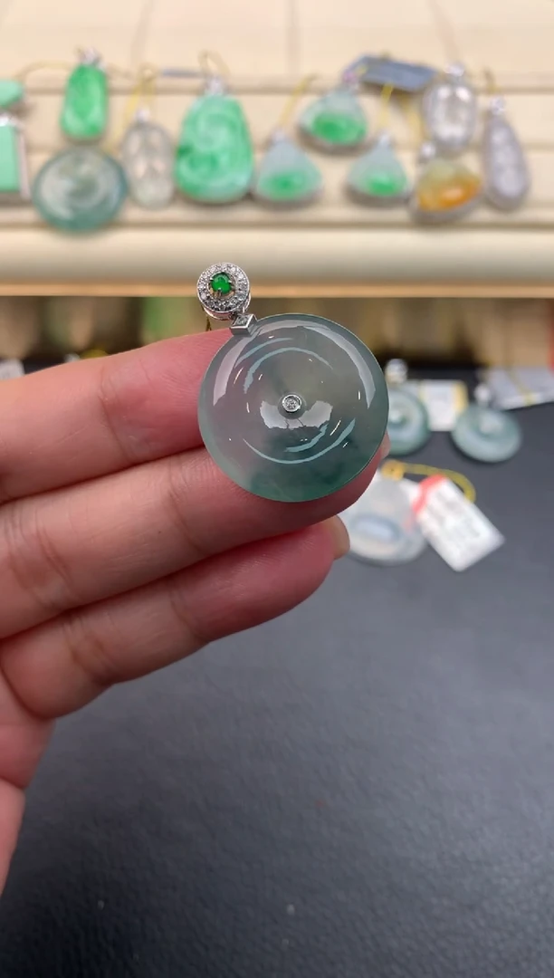 翡翠18K金镶嵌颈饰F143