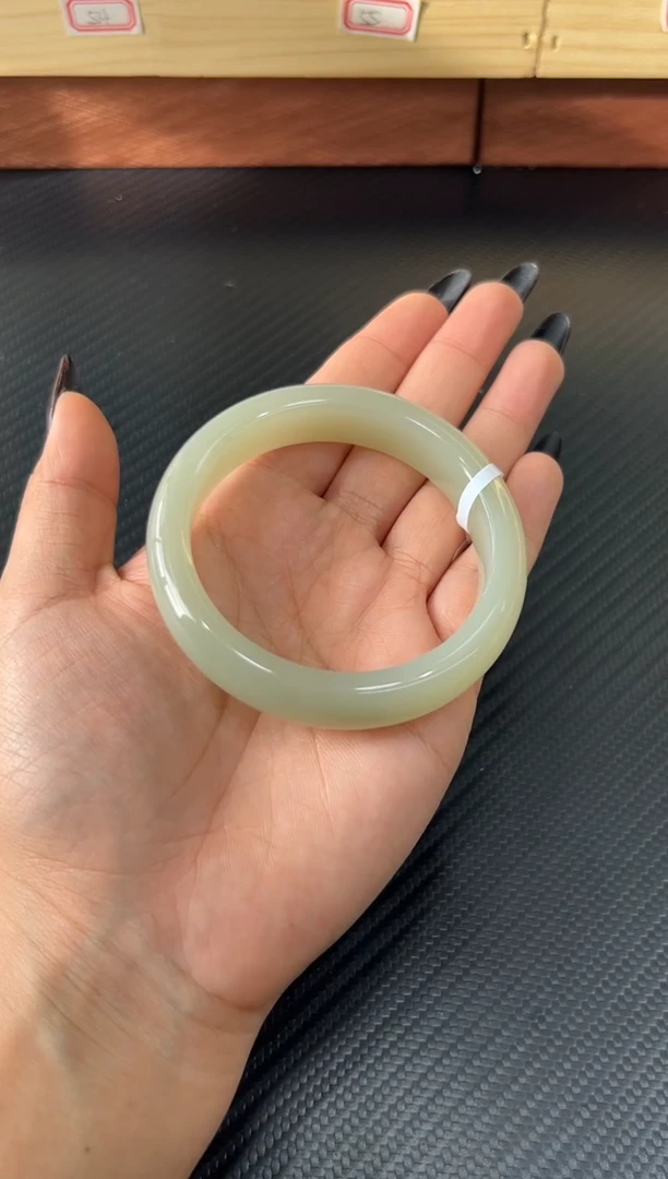 未镶嵌手镯和田玉阳****光且末近矿微色差58+