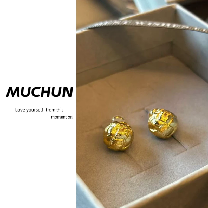 慕纯 铜合金耳饰 MUCHUN新款金色绣球耳钉百搭气质轻奢中古小众