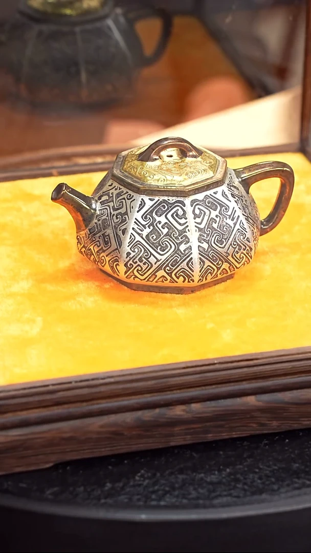 茶壶紫砂顾顺芝 八方石瓢77 底槽清 190毫升 配三足鼎