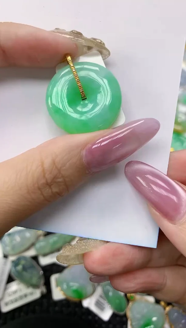 翡翠18K金镶嵌颈饰111111111